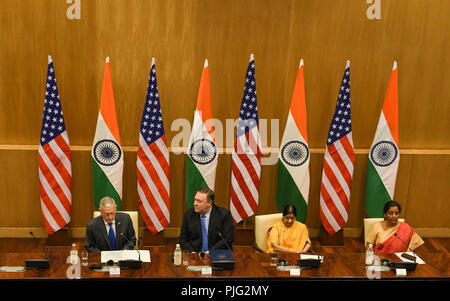 New Delhi, Indien. 06 Sep, 2018. Der US-Verteidigungsminister Jim Mattis (L), US-Außenminister Mike Pompeo (2 L), den indischen Außenminister Sushma Swaraj (2R) und Indischen Verteidigungsminister Nirmala Sitharaman (R) vorhanden Aussagen gegenüber der Presse nach einem Treffen in Neu Delhi. Credit: Indraneel Chowdhury/Pacific Press/Alamy leben Nachrichten Stockfoto