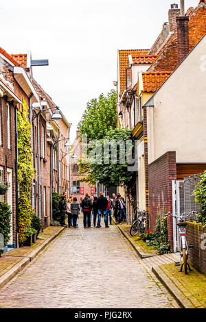 Touristen, die sich in einer der engen Gassen der alten Hansestadt von Zwolle in den Niederlanden Stockfoto