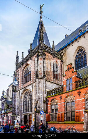 Die St. Michael Kirche auf dem Hauptplatz im historischen Zentrum der alten Hansestadt von Zwolle in den Niederlanden Stockfoto