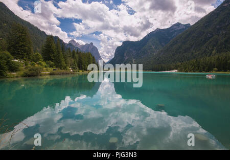 Schöne Aussicht von Toblach Toblacher See (siehe ) in Alto Adige Stockfoto