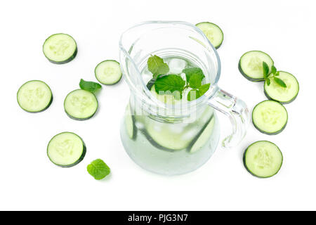 Gurke und Minze Limonade in einem Glas auf einen weißen Hintergrund mit Copyspace Stockfoto