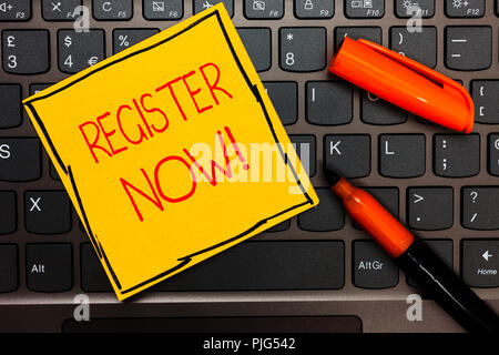 Schreiben Hinweis Jetzt Registrieren. Business foto Präsentation Name in eine offizielle Liste eintragen Mitglied Anmelden Melden Sie sich an, um sein Gelbes Papier Tastatur Inspiration Stockfoto