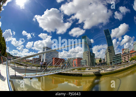 Zubizuri Bridge von Santiago Calatrava und Isozaki Türme, Bilbao, Vizcaya, Baskenland, Euskadi, Euskal Herria, Spanien, Europa Stockfoto