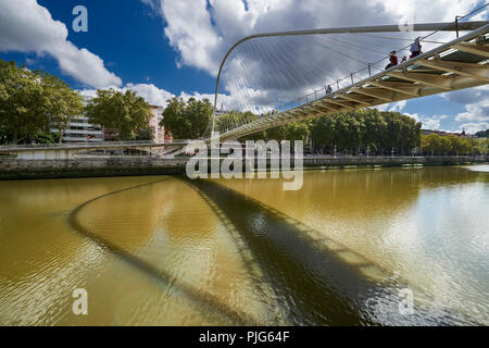 Zubizuri Bridge von Santiago Calatrava, Bilbao, Vizcaya, Baskenland, Euskadi, Euskal Herria, Spanien, Europa Stockfoto