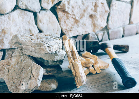 Bau Hammer und Stack Flagstone gegen die Wand aus Stein Nahaufnahme. Konzept Neubau, Reparatur Stockfoto