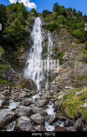 Der höchste Wasserfall in Südtirol: Die partschins Wasserfall, 98 m hoch Stockfoto