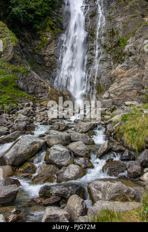 Der höchste Wasserfall in Südtirol: Die partschins Wasserfall, 98 m hoch Stockfoto