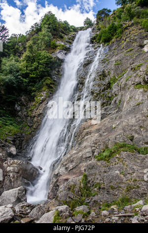 Der höchste Wasserfall in Südtirol: Die partschins Wasserfall, 98 m hoch Stockfoto