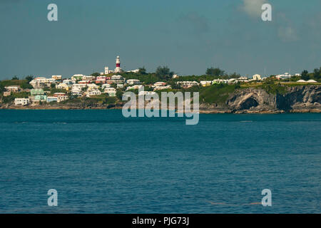 St. David's Bermuda - die St. Davids Leuchtturm/Stadt/und seawall (Meer Wand) als von einem Kreuzfahrtschiff gesehen die Überschrift zum Hafen von King's Wharf Stockfoto