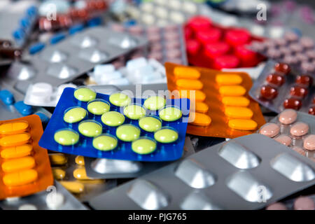 Haufen pillen Medikamente in Blisterpackungen Hintergrund Stockfoto