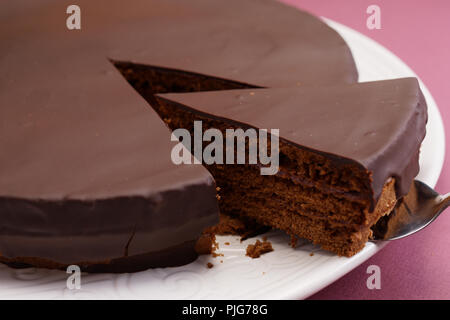 Schokolade Kuchen Schicht auf einem Kuchen server Stockfoto