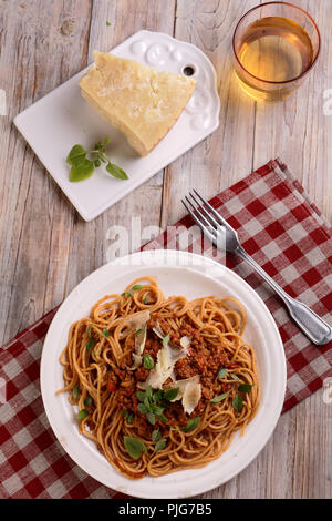 Spaghetti alla Bolognese mit Basilikum und Parmesan. Ansicht von oben Stockfoto