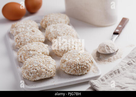 Kochen Syrniki, die traditionelle russische Käse Pfannkuchen Stockfoto