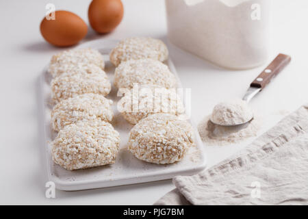 Kochen Syrniki, die traditionelle russische Käse Pfannkuchen Stockfoto