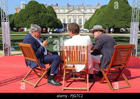 Gast Adrian Hamilton befragt auf der Bühne sprechen Concours Concours von Eleganz 2018, 2. September 2018. Hampton Court Palace, London, UK, Europa Stockfoto