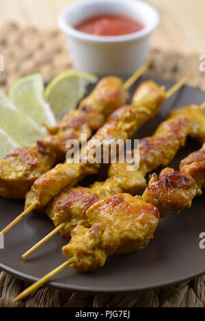 Chicken Satay mit Schichten aus Kalk und Sauce Stockfoto