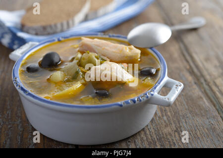 Solyanka mit Lachs auf einem rustikalen Tisch Stockfoto