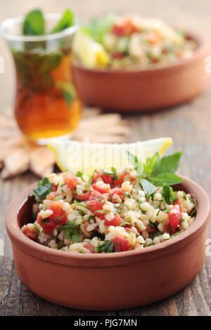 Tabbouleh mit Bulgur, Tomaten, Petersilie, Minze und Zitrone Stockfoto