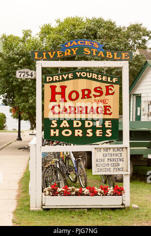 Werbung Sign Pferde und Kutschen für stündliche mieten, Auf der historischen Insel Mackinac. Stockfoto