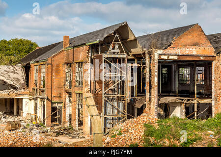 Abriss von Redditch Nadel Werk Abel Morrall Ltd., die durch einen Brand im Jahre 1980 zerstört wurde, neben dem Bahnhof im Stadtzentrum gelegen. Stockfoto