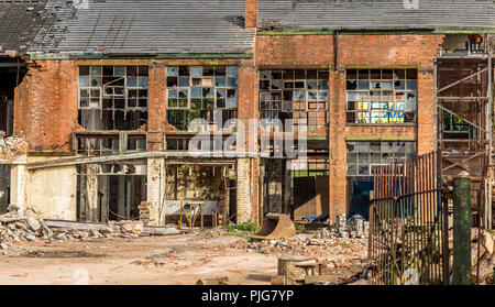 Abriss von Redditch Nadel Werk Abel Morrall Ltd., die durch einen Brand im Jahre 1980 zerstört wurde, neben dem Bahnhof im Stadtzentrum gelegen. Stockfoto