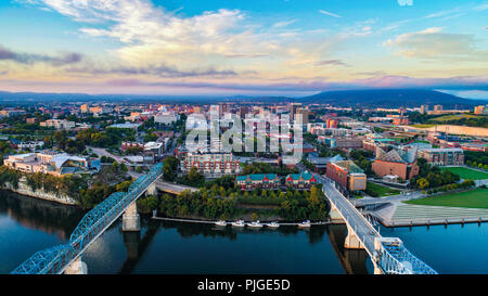 Drone Luftbild der Innenstadt von Chattanooga Tennessee TN Skyline und Tennessee River Stockfoto