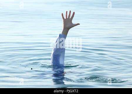 Hand der Geschäftsmann im Meer ertrinken Stockfoto