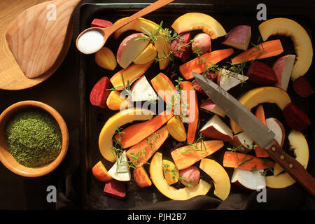 Blick von oben auf die Pfanne voller Fallen, Gemüse der Saison bereit, über einen dunklen Hintergrund gegrillt zu werden. Stockfoto