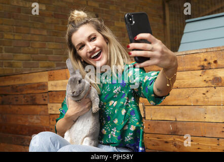 EDITORIAL NUR VERWENDEN, Ashley Roberts während ihres Besuchs in Mudchute Farm in London ihre Rolle als Richter der' Gesicht von Amazon Haustiere', einem Wettbewerb, einem der preisgekrönten Pet-Hauptpreis in Höhe von £ 1.500 Geschenkkarte und ein professionelles Foto und Video ausgezeichnet zu verkünden. Stockfoto