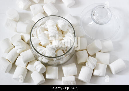 White Marshmallow ungewöhnlicher Form auf einem weißen Hintergrund. Selektive konzentrieren. Stockfoto