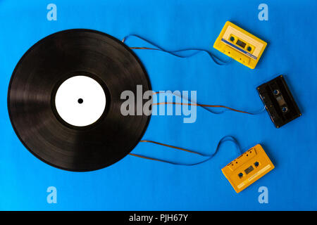 Ansicht von oben alte Schallplatten und Kassette auf blauem Hintergrund Stockfoto