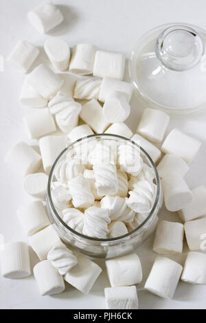 White Marshmallow ungewöhnlicher Form auf einem weißen Hintergrund. Selektive konzentrieren. Stockfoto