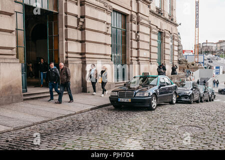 Portugal, Porto, 05. Mai 2018: Viele Taxi Autos warten auf Kunden in der Nähe von dem Bahnhof in Porto in Portugal. Service für den Transport von Personen. Stockfoto