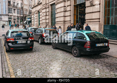 Portugal, Porto, 05. Mai 2018: Viele Taxi Autos warten auf Kunden in der Nähe von dem Bahnhof in Porto in Portugal. Service für den Transport von Personen. Stockfoto