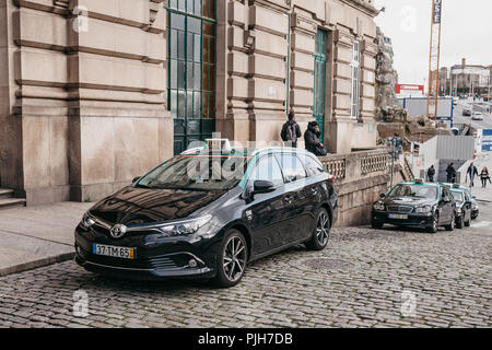 Portugal, Porto, 05. Mai 2018: Viele Taxi Autos warten auf Kunden in der Nähe von dem Bahnhof in Porto in Portugal. Service für den Transport von Personen. Stockfoto