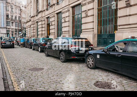 Portugal, Porto, 05. Mai 2018: Viele Taxi Autos warten auf Kunden in der Nähe von dem Bahnhof in Porto in Portugal. Service für den Transport von Personen. Stockfoto