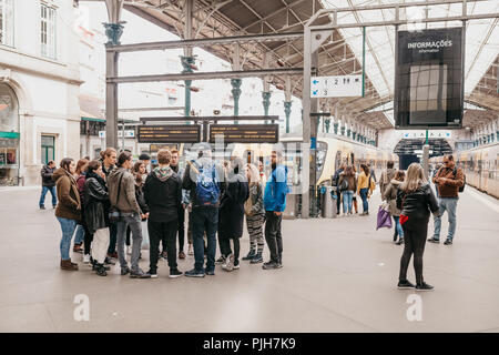 Portugal, Porto, 05. Mai 2018: Eine Gruppe von Menschen oder Touristen oder Einheimischen steht auf einer Plattform auf dem Bahnhof in Porto, kommuniziert und wird mit dem Zug zu reisen. Stockfoto