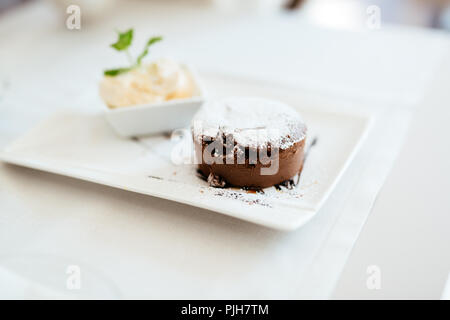 Schöne souffle und vannila Eis Stockfoto