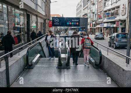 Portugal, Porto, 05. Mai 2018: Eingang der Stadt U-Bahn, und beenden Sie es auf einem beweglichen Leiter nach unten und unten. Menschen kommen in die und aus der U-Bahn. Stockfoto