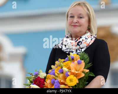 St. Petersburg, Russland - 22 Juli 2018: Direktor des Staatlichen Museums finden in Zarskoje Selo Olga Taratynova bei der Abschlussfeier des Festivals Alle Stockfoto