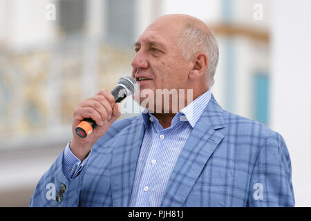 St. Petersburg, Russland - Juli 22, 2018: Stellvertretender Gouverneur von Sankt-petersburg Alexander Govorunov auf der Abschlussfeier des Festivals Alle zusammen Ope Stockfoto