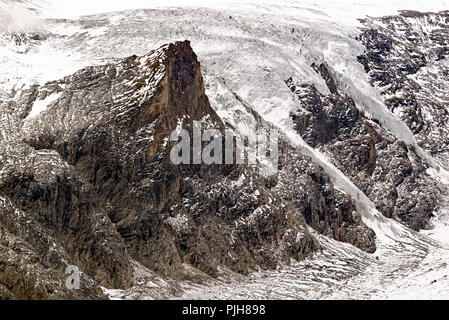 Schroffe Felswände auf der Pasterze Glacier, Großglockner, Nationalpark Hohe Tauern, Kärnten, Österreich Stockfoto