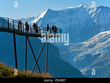 Touristen auf der Aussichtsplattform des ersten Klippe Spaziergang durch Tissot vor der Fiescherhorn north face und Grindelwald Stockfoto