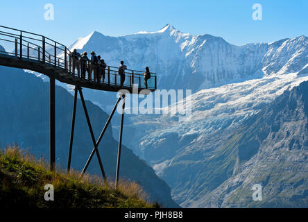 Touristen auf der Aussichtsplattform des ersten Klippe Spaziergang durch Tissot vor der Fiescherhorn north face und Grindelwald Stockfoto