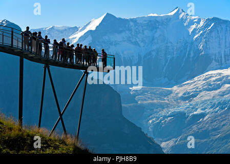 Touristen auf der Aussichtsplattform des ersten Klippe Spaziergang durch Tissot vor der Fiescherhorn north face und Grindelwald Stockfoto