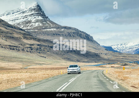 28. April 2018: South Island - durch die Frontscheibe des Island Ring Road in South Island, Fahrt durch die verschneite Bergwelt... Stockfoto