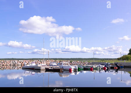 Kleiner Hafen, alte Pier von Steinen in der Insel Saaremaa Estland. Ostsee, Europa. Anschluss Saaremaas an einem sonnigen Tag. Zwei kleine Anlegestelle für kleine Boote. Stockfoto