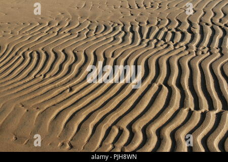 Gestreifte Muster in den Sand durch Wind und Wellen erstellt Stockfoto