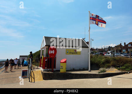 Ein rnli lifeguards Basis in einer Strandhütte auf der Promenade, Southwold, Suffolk, Großbritannien Stockfoto