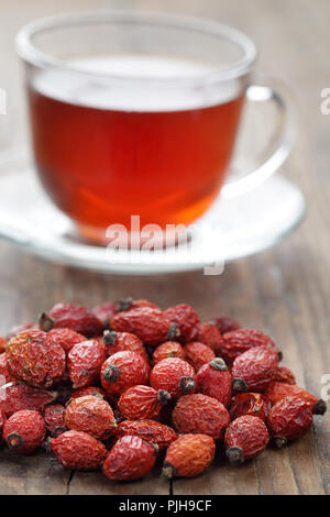 Getrocknete Hagebutte Beeren und Hagebutten Tee auf der rustikalen Tisch Stockfoto